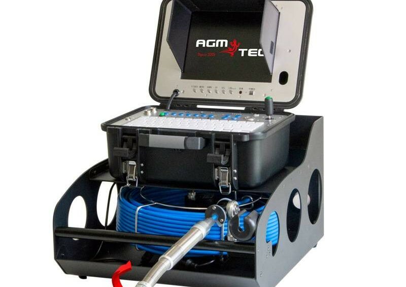 Caméra de canalisation professionnelle AGM TEC : console d'affichage avec écran intégré, câble bleu sur touret et tête d'inspection montée sur ressort de poussée