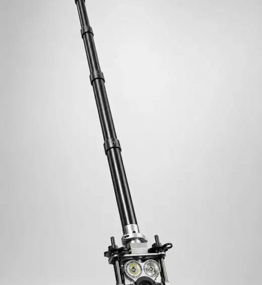 Endoscope Perizoom d'AGM TEC sur longue perche télescopique, tête caméra éclairée et mât déployé