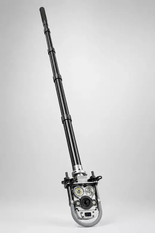 Endoscope Perizoom d'AGM TEC sur longue perche télescopique, tête caméra éclairée et mât déployé